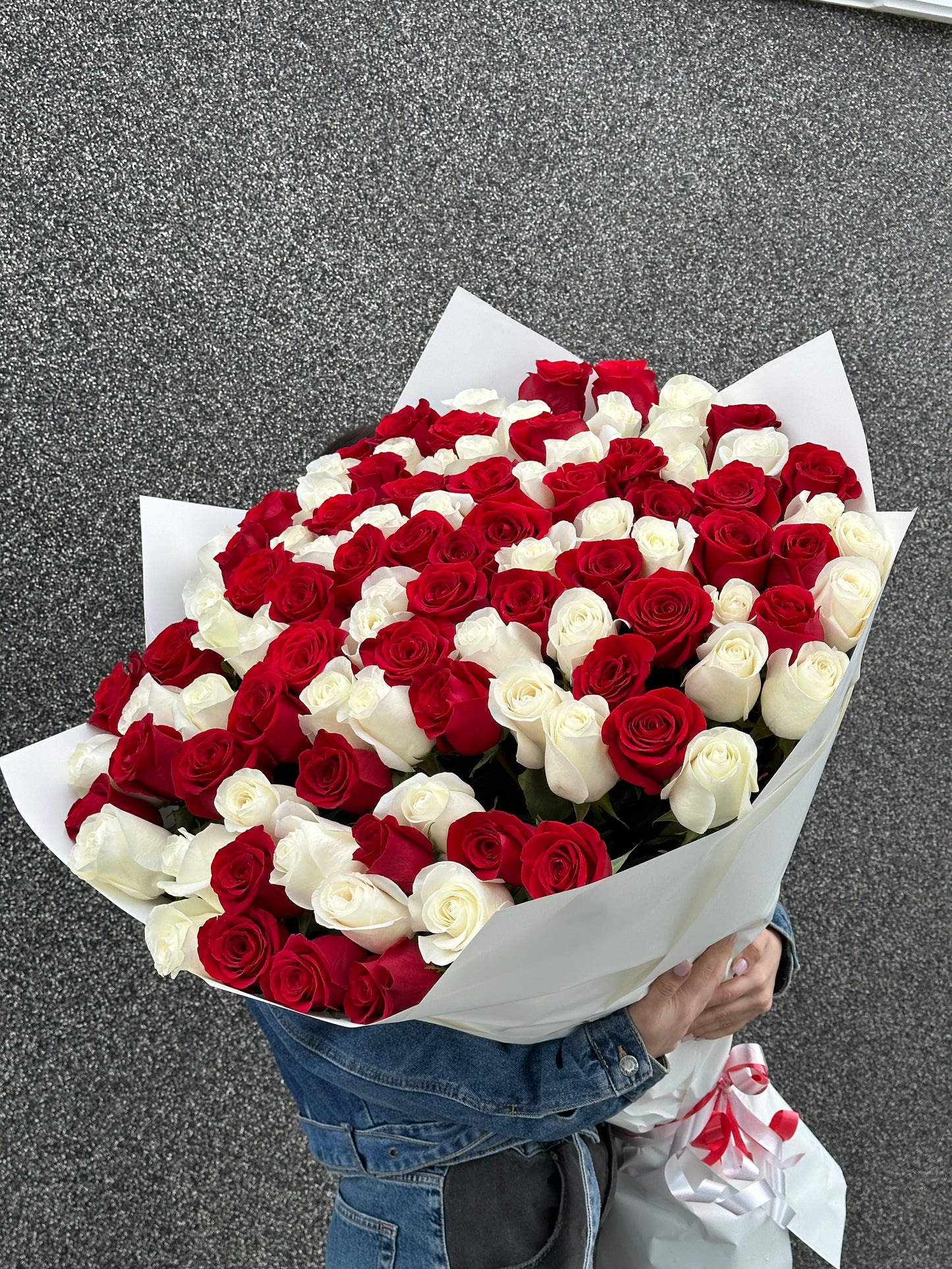 Buchet de trandafiri mix premium Alb Rosu  – TerraFlorra