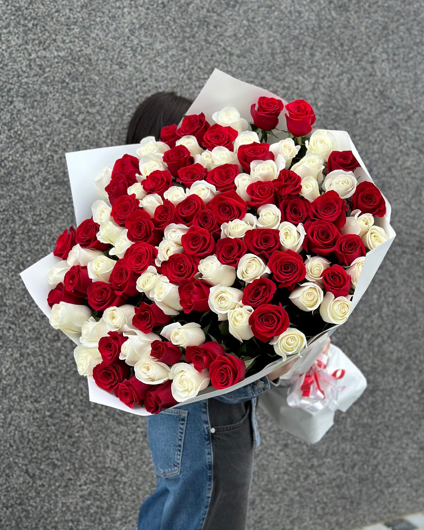 Buchet de trandafiri mix premium Alb Rosu  – TerraFlorra