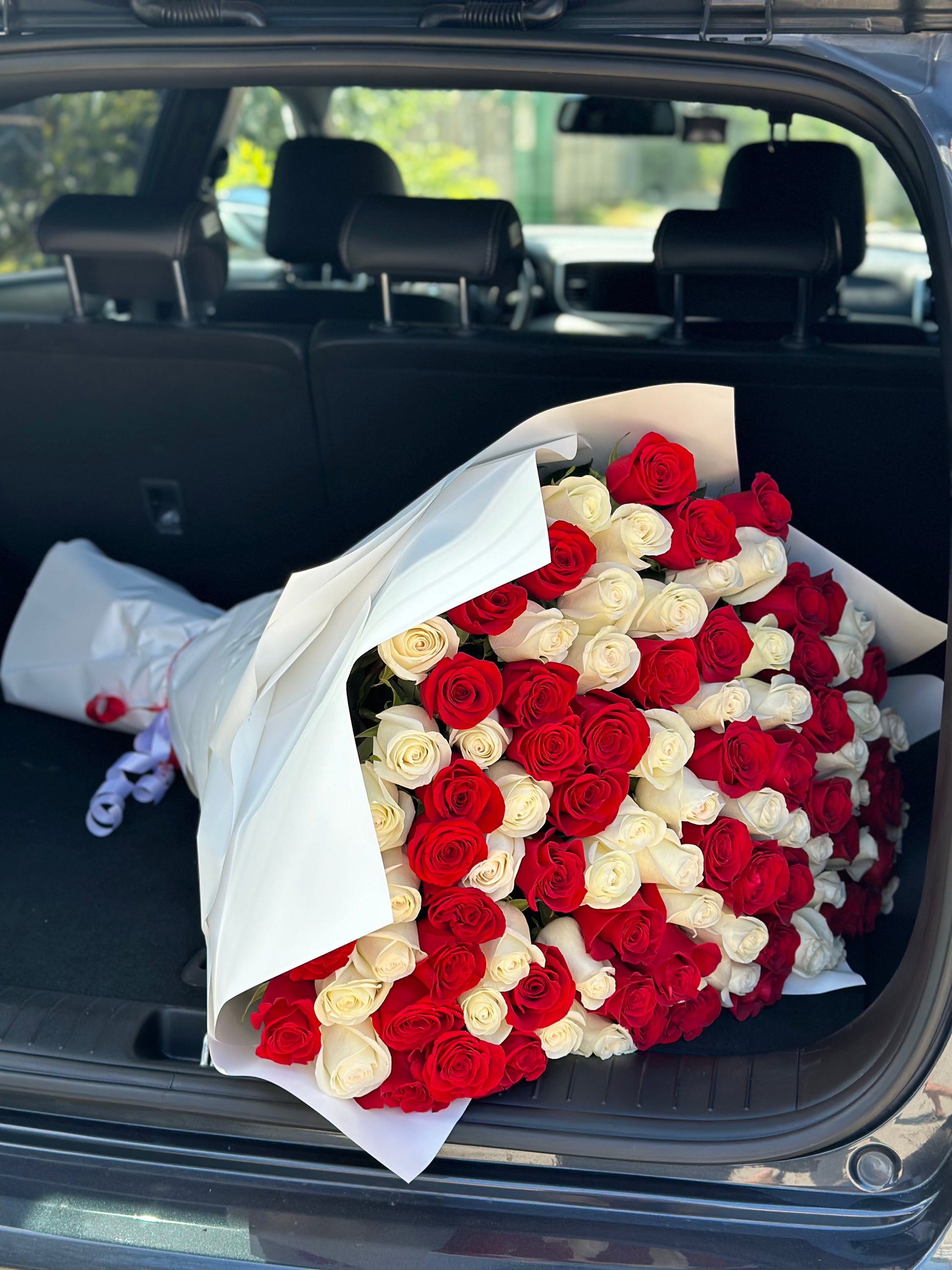 Buchet de trandafiri mix premium Alb Rosu  – TerraFlorra