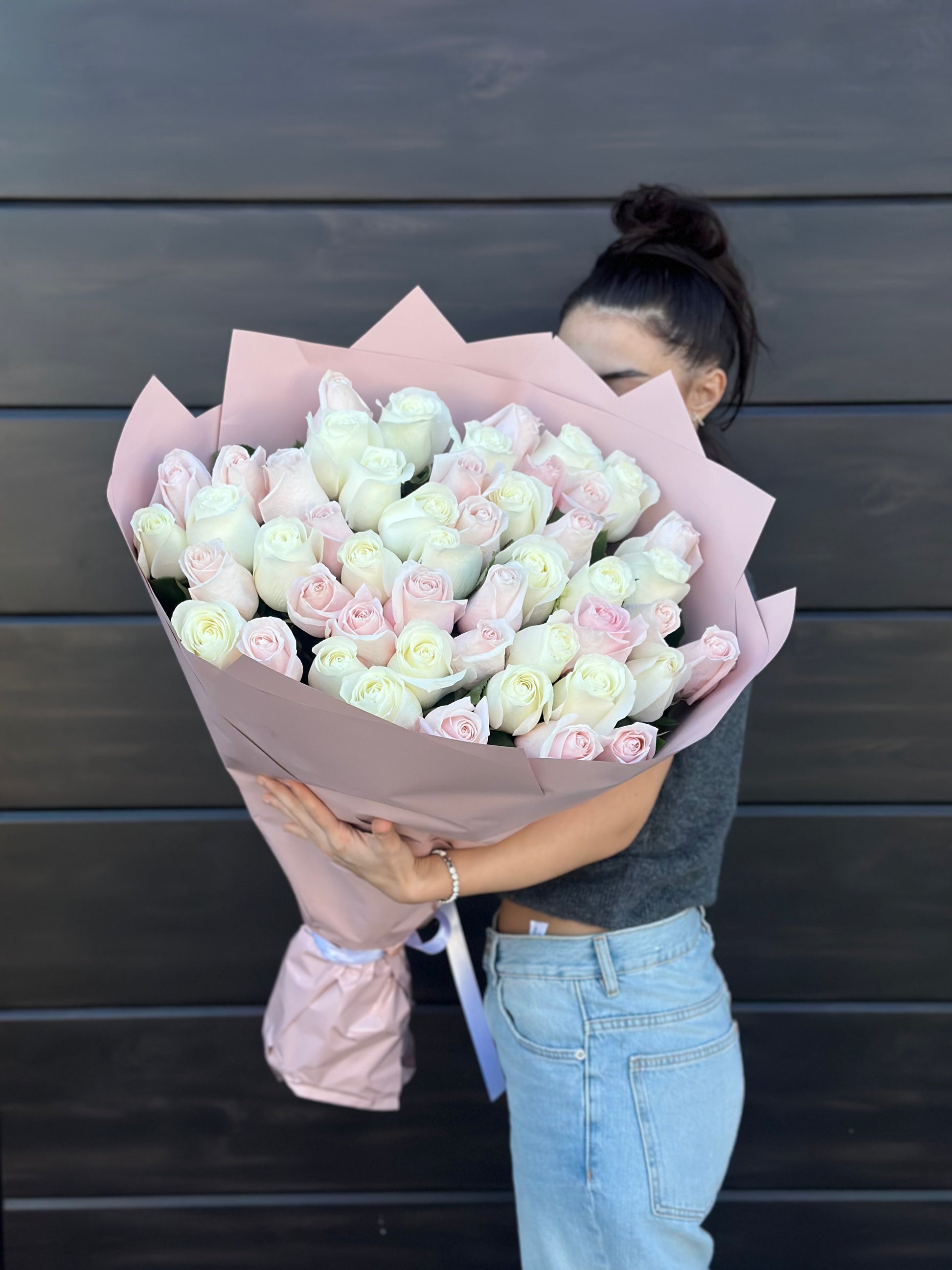 Buchet de trandafiri mix premium Alb Pomarosa – TerraFlorra