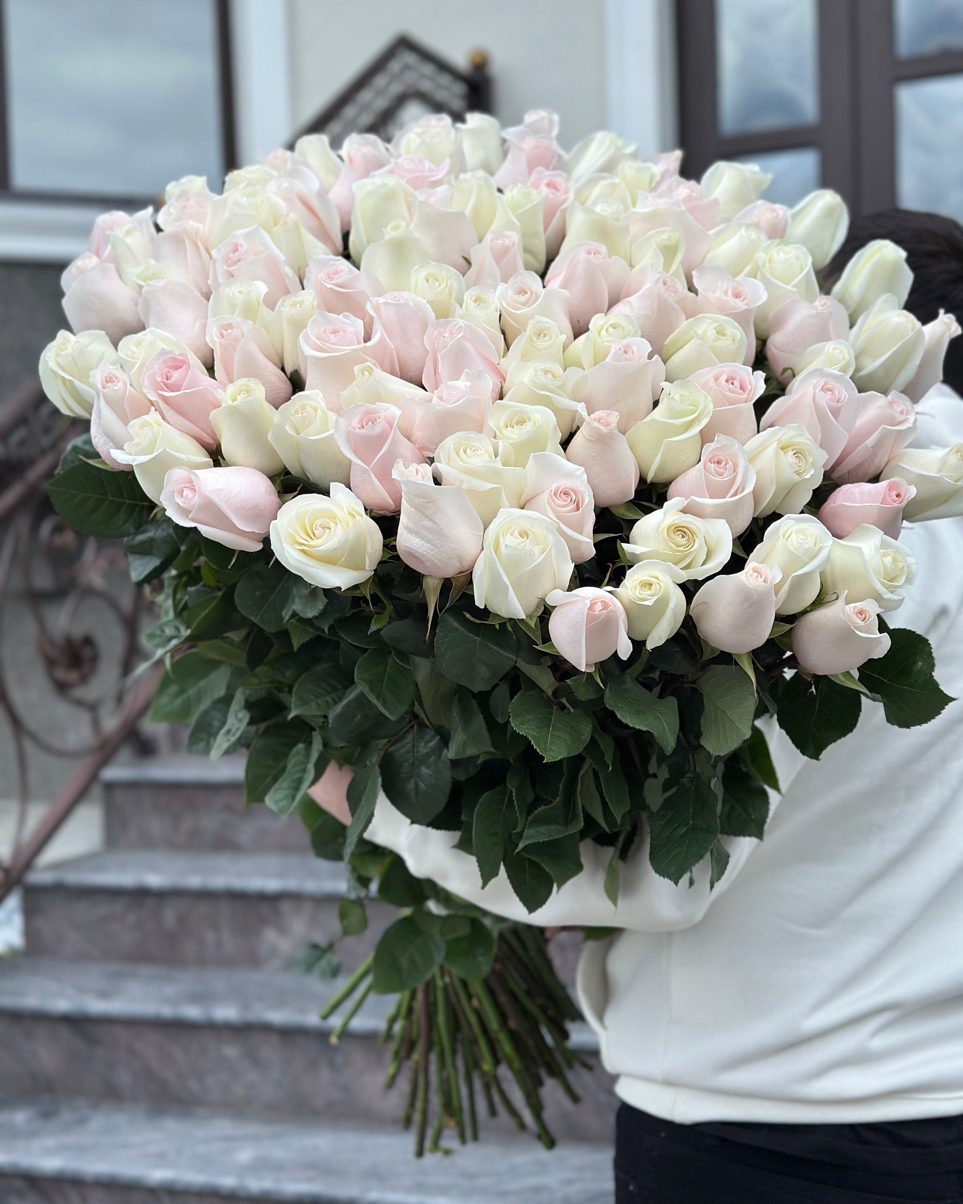 Buchet de trandafiri mix premium Alb Pomarosa – TerraFlorra