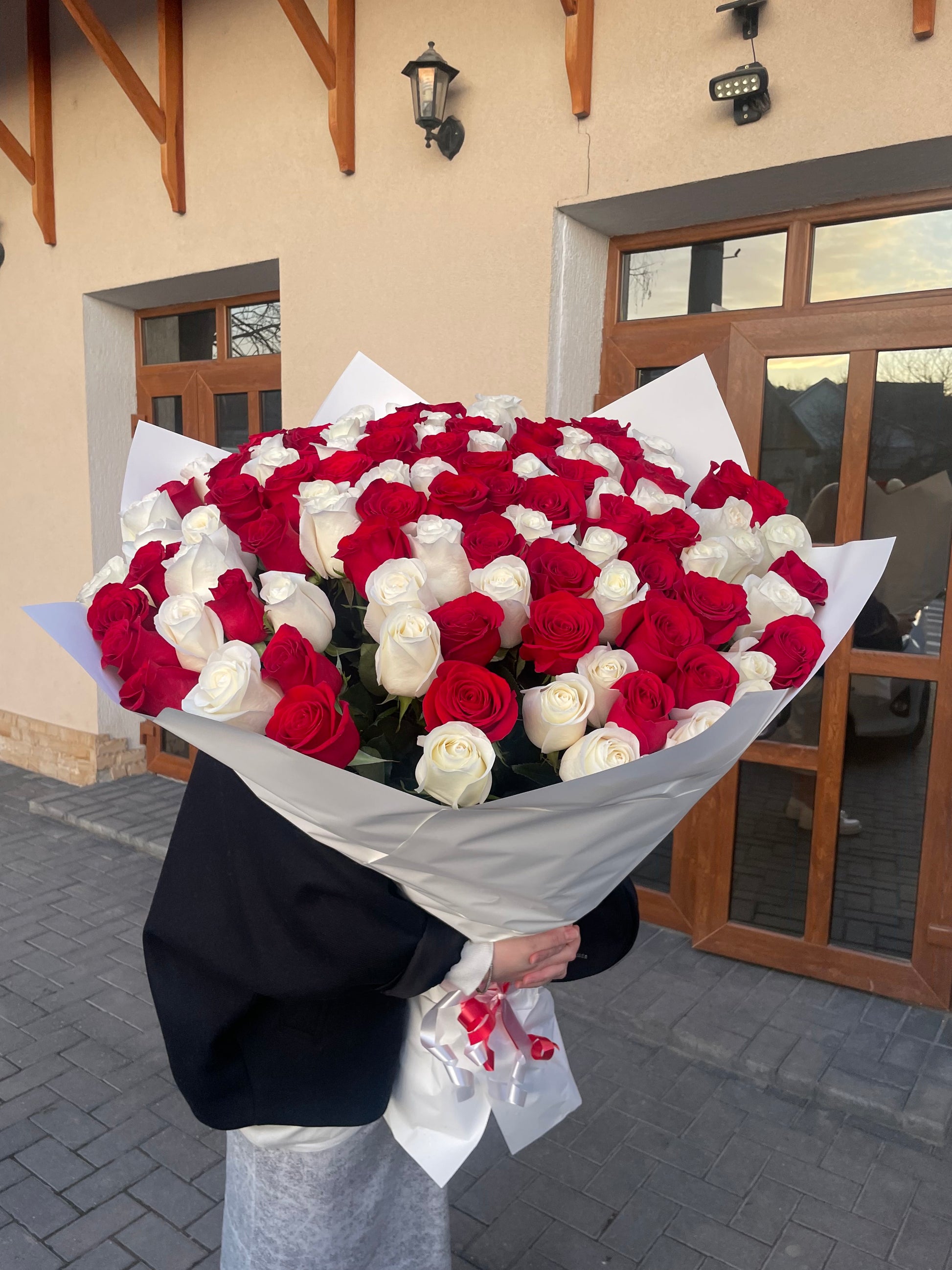 Buchet de trandafiri mix premium Alb Rosu  – TerraFlorra